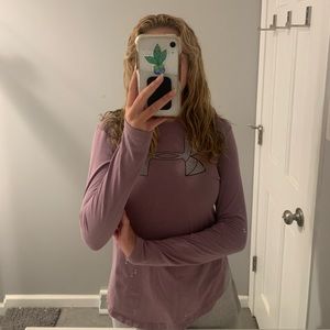 hi! i am selling a gently used long sleeve Under Armour shirt.